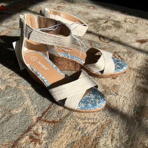 Cat & Jack Blue and White Floral Wedges. Size 2 (kids) 🩵 🦋